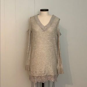Open-shoulder lace tunic